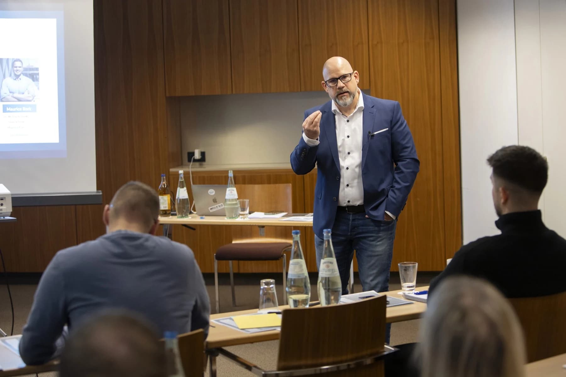 Michael Schumann vor Teilnehmern eines Immobilien-Workshops