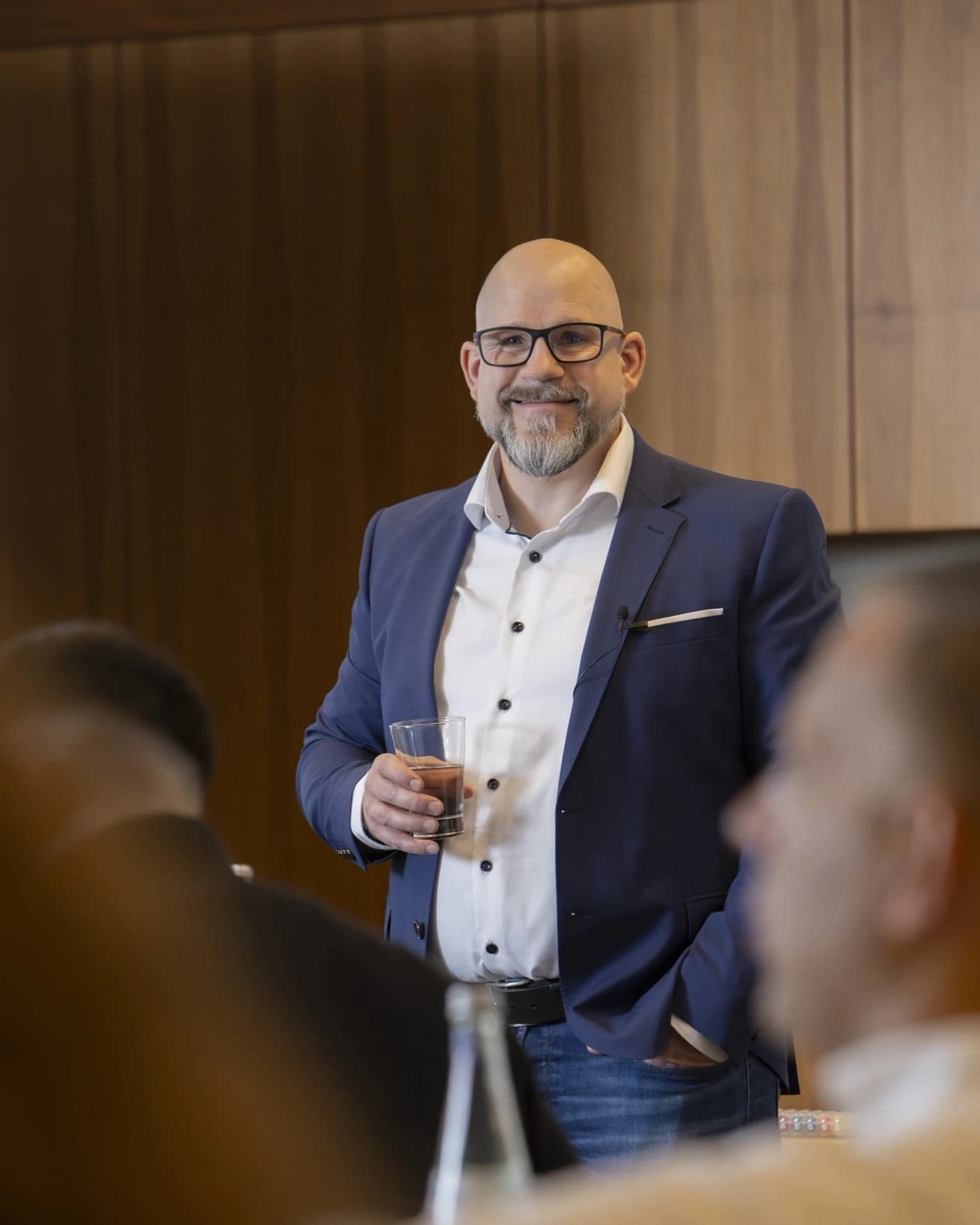 Michael Schumann im Gespräch mit Teilnehmern eines Immobilien-Workshops