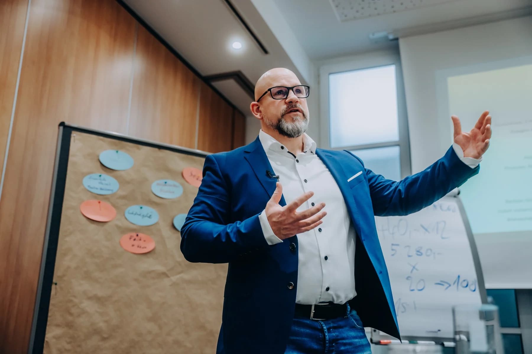 Michael Schumann erklärt Finanzierungslogik vor Teilnehmern eines Immobilien-Workshops